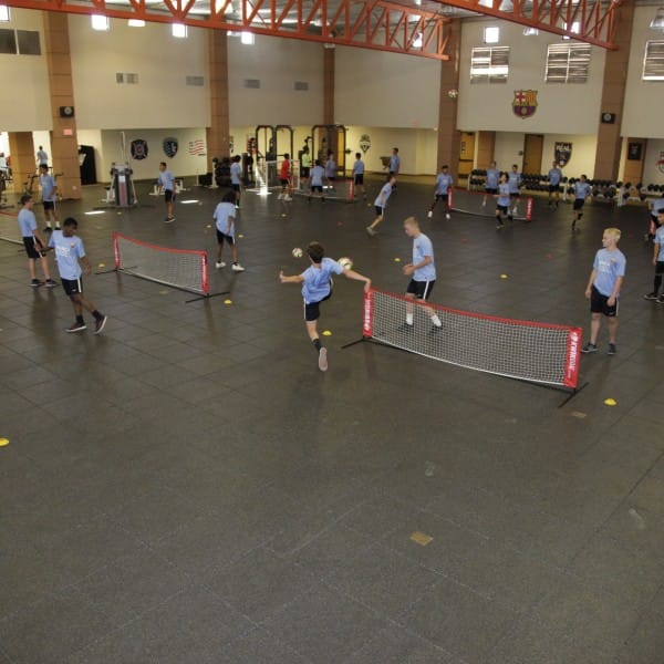 Entrenamiento en pabellón de deporte en Barça Academy en USA