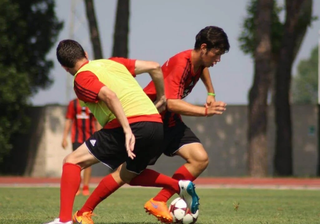 Estudiantes entrenándose para ser defensores en nuestra academia.