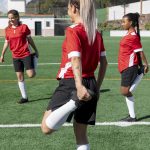 Calentamiento en campamento de fútbol para chicas