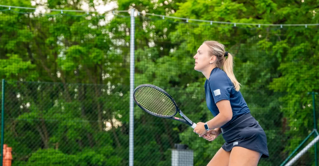 Entrenadora de tennis en campamento de alto rendimiento