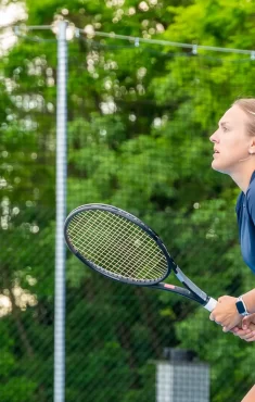 Entrenadora de tennis en campamento de alto rendimiento