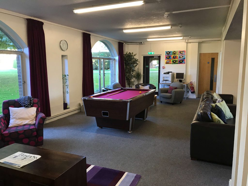 Sala común en el alojamiento del Chelsea FC en el campamento