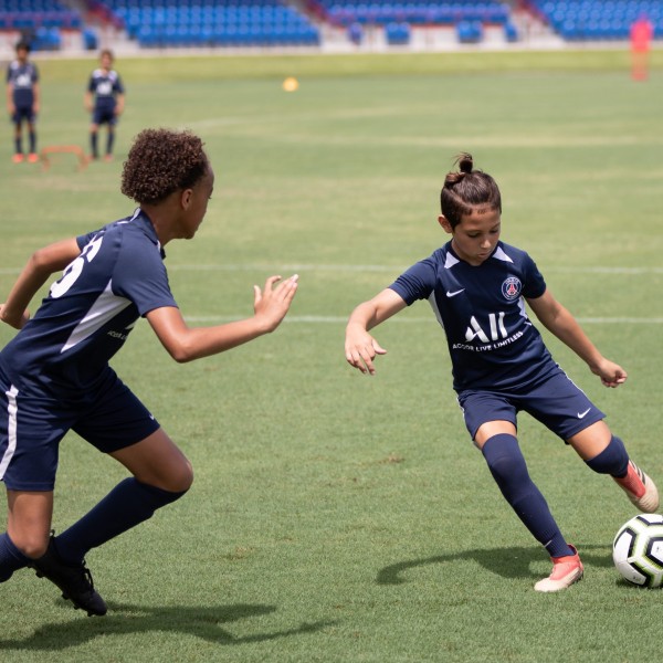 Centrocampista en entrenamiento de alto rendimiento en PSG USA